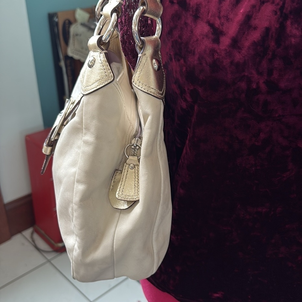 Coach Soho shoulder bag leather cream/Gold metallic trim 3 compartment F17219 - Picture 6 of 17
